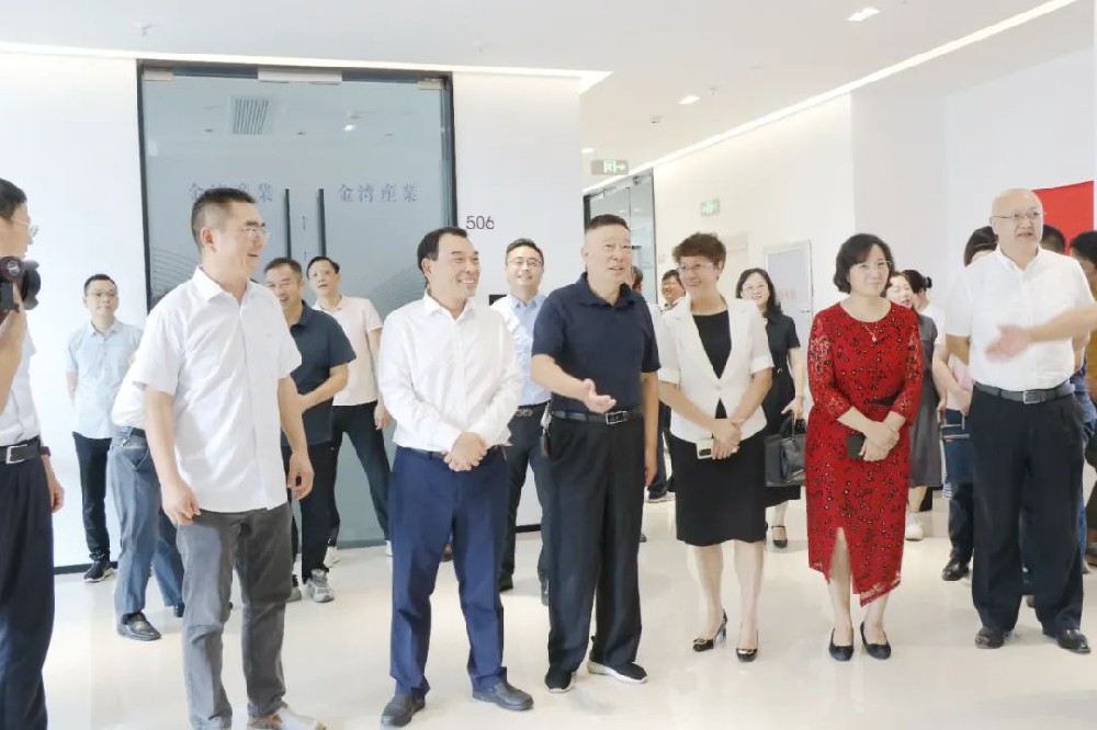 市委副書記、市委統(tǒng)戰(zhàn)部部長熊運(yùn)浪出席贛州銀行和贛商聯(lián)合會戰(zhàn)略合作協(xié)議簽約儀式