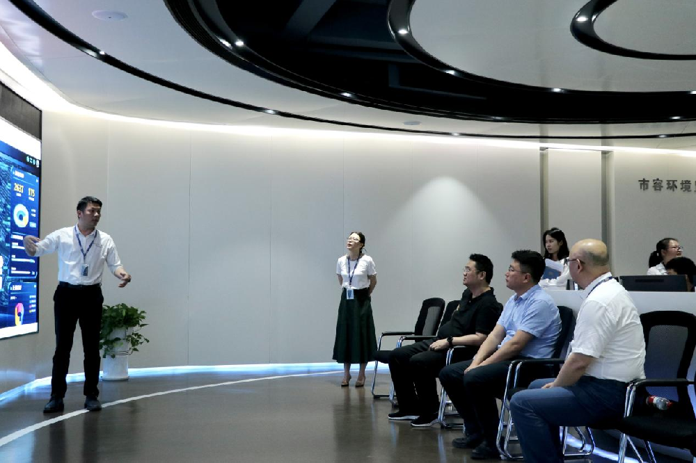 章貢區(qū)委常委、副區(qū)長張達偉一行蒞臨我司調(diào)研
